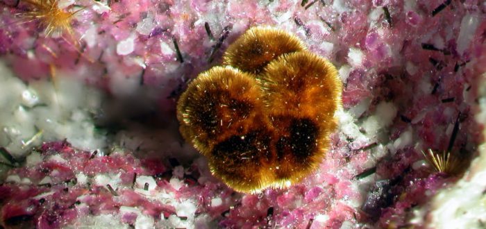 Tupersuasiiet, (bruin), Villiaumiet (roos) Aris groeve, Namibië,BB 7 mm