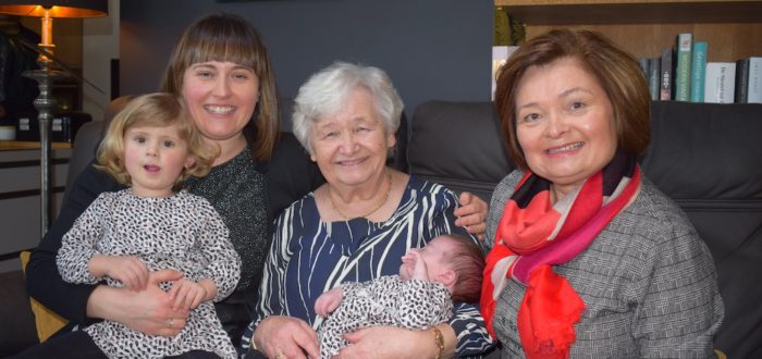 Van links naar rechts: op de schoot Marthe Smets (2,5) bij Liesbeth Kubben (29), in het midden Marie Louise Craps (80) met baby Lucie Smets (3 maanden) en Christine Vandenput (55).