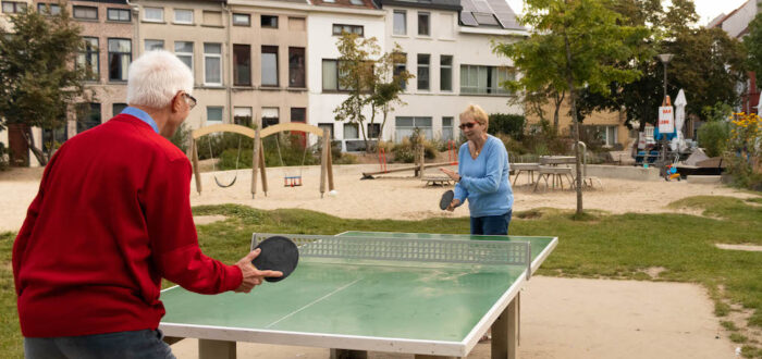 Ouderen spelen tafeltennis (foto credits: Laurane Berkein, Vlaamse Ouderenraad)