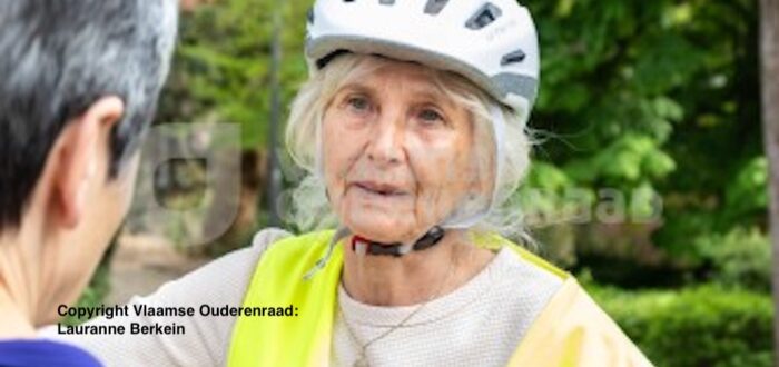 Vrouw met fietshelm (copyright: Vlaamse Ouderenraad, Lauranne Berkein)