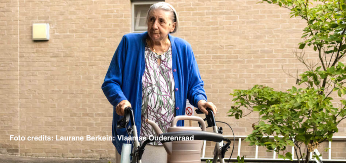 Vrouw met rollator (foto credits: Laurane Berkein, Vlaamse Ouderenraad)